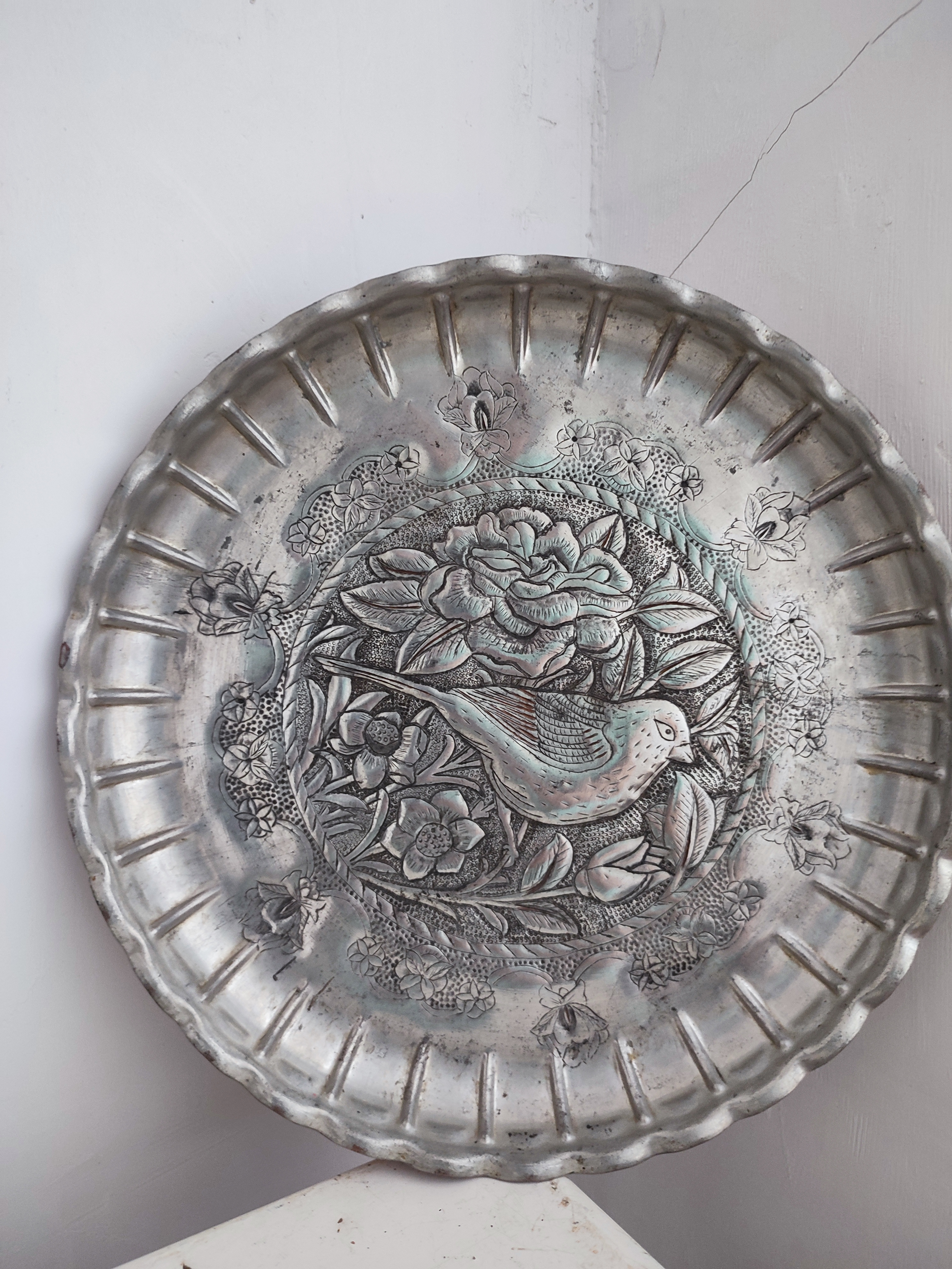 بشقاب لبه کنگره قلمزنی شده