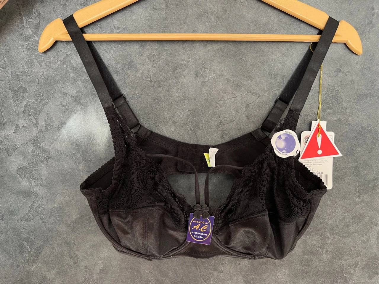 سوتین ترک Acemoglu