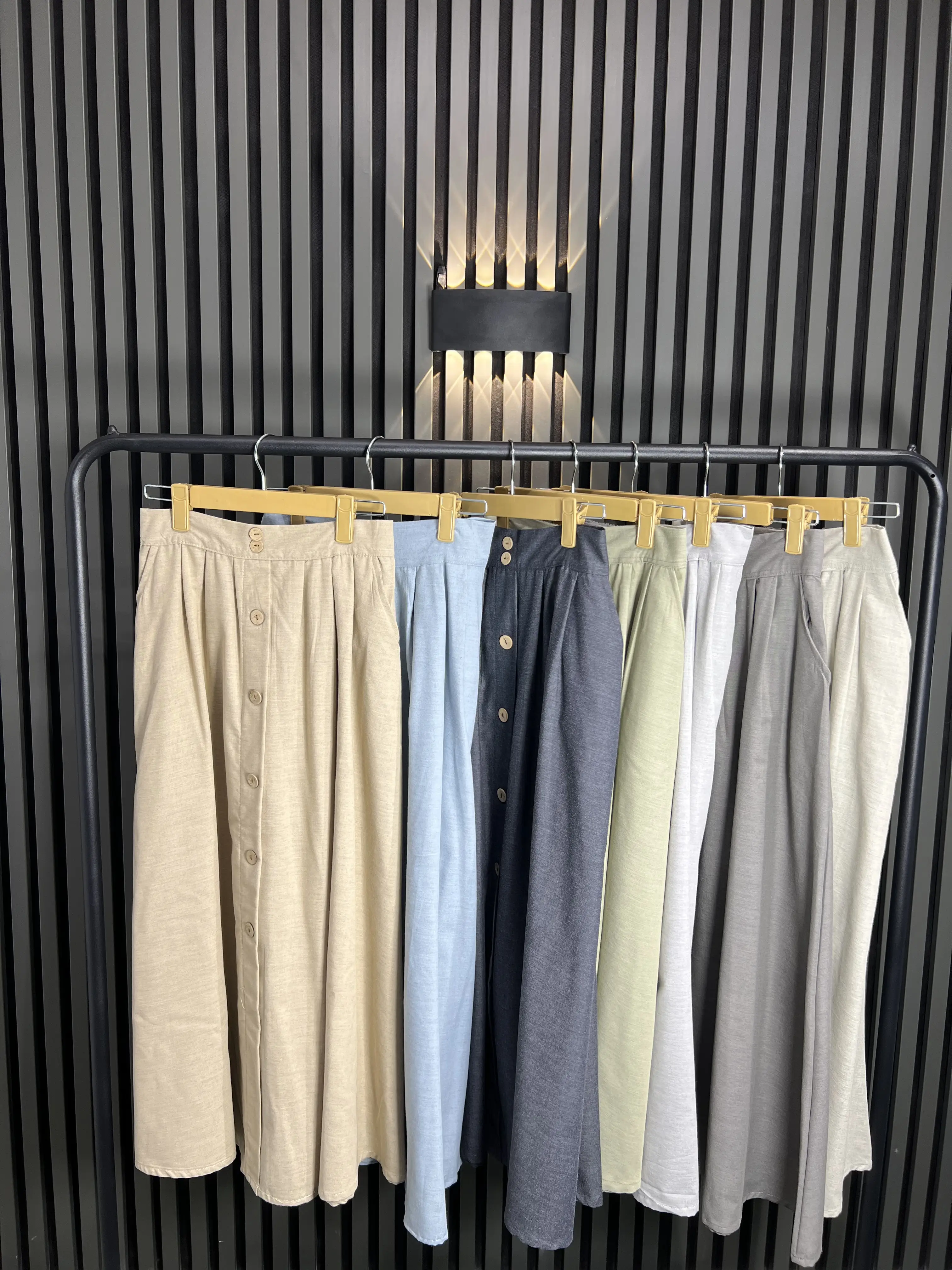 دامن پیله ای جلو دکمه با جنس لینن، استایل زنانه و مدرن