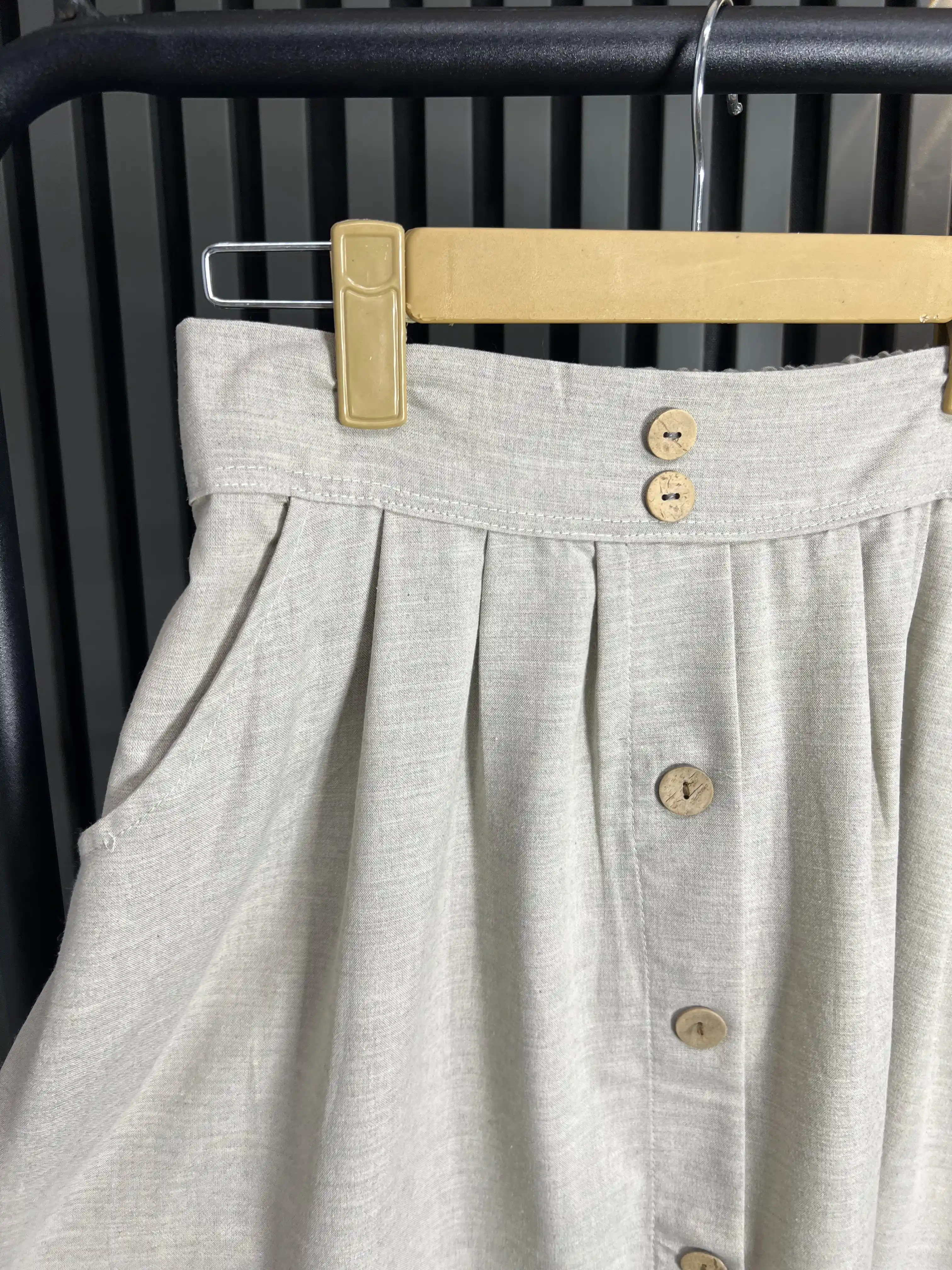 دامن پیله ای جلو دکمه با جنس لینن، استایل زنانه و مدرن