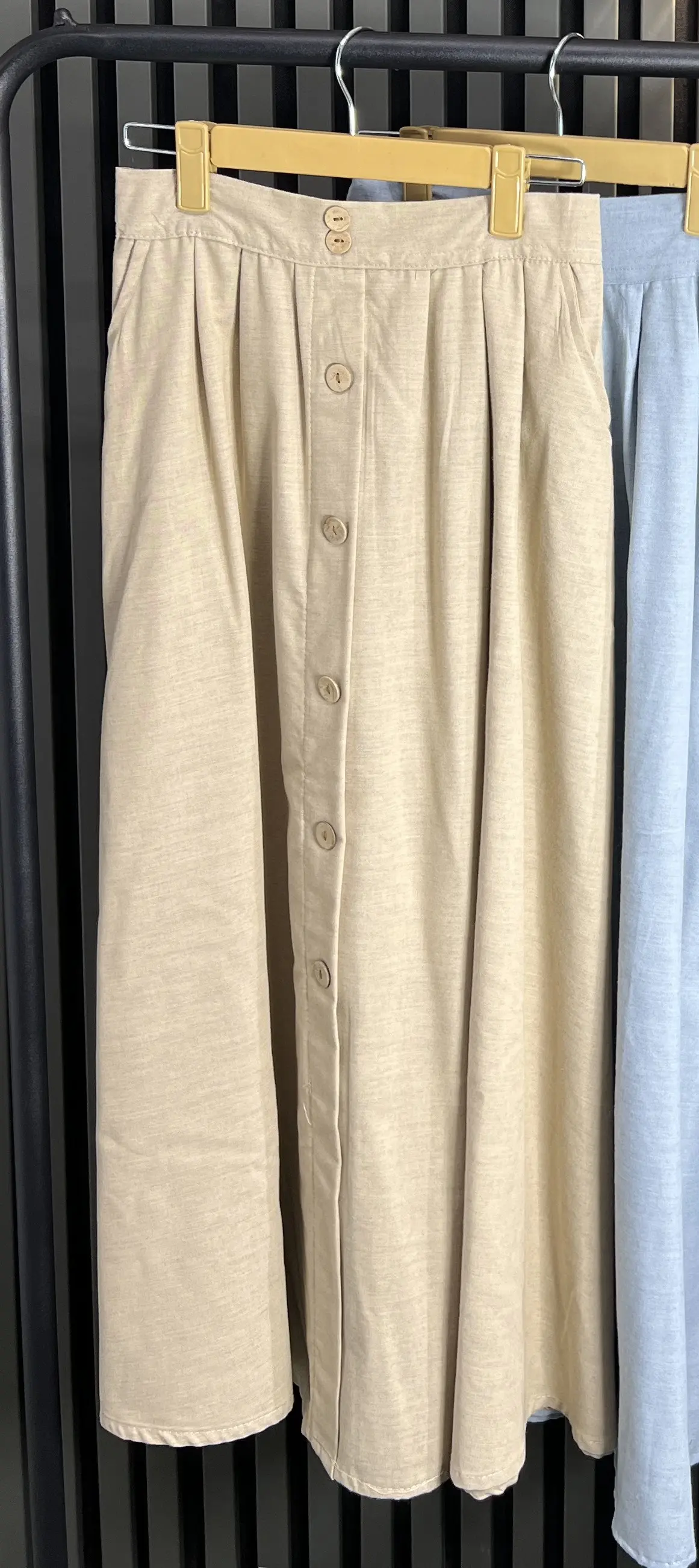 دامن پیله ای جلو دکمه با جنس لینن، استایل زنانه و مدرن