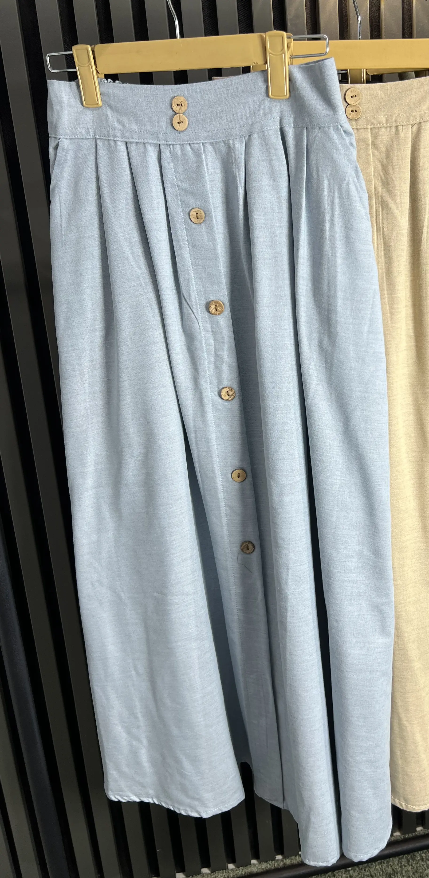 دامن پیله ای جلو دکمه با جنس لینن، استایل زنانه و مدرن