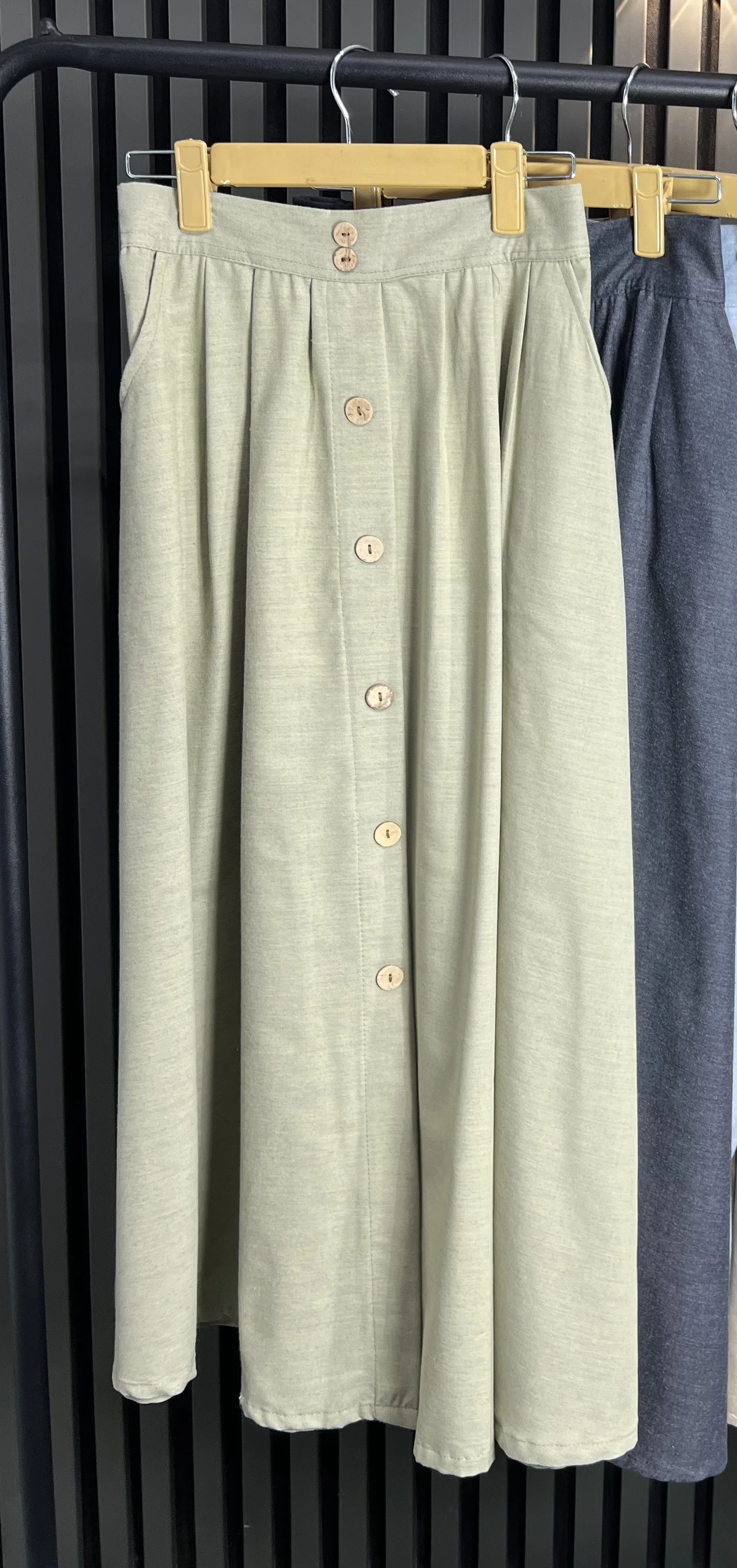 دامن پیله ای جلو دکمه با جنس لینن، استایل زنانه و مدرن