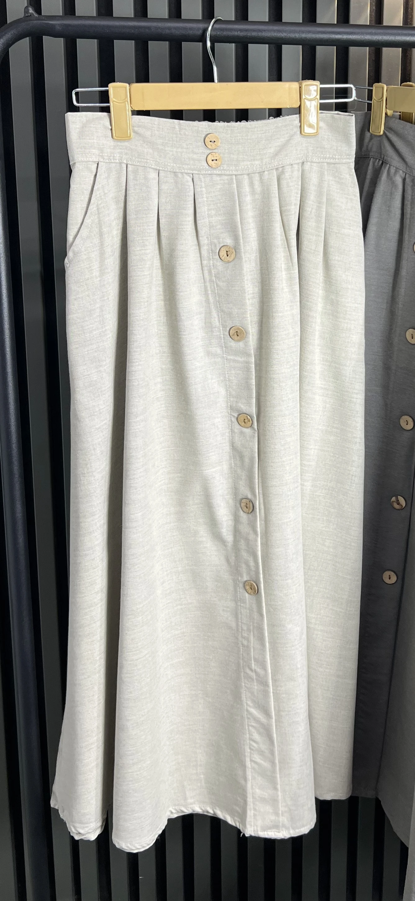 دامن پیله ای جلو دکمه با جنس لینن، استایل زنانه و مدرن