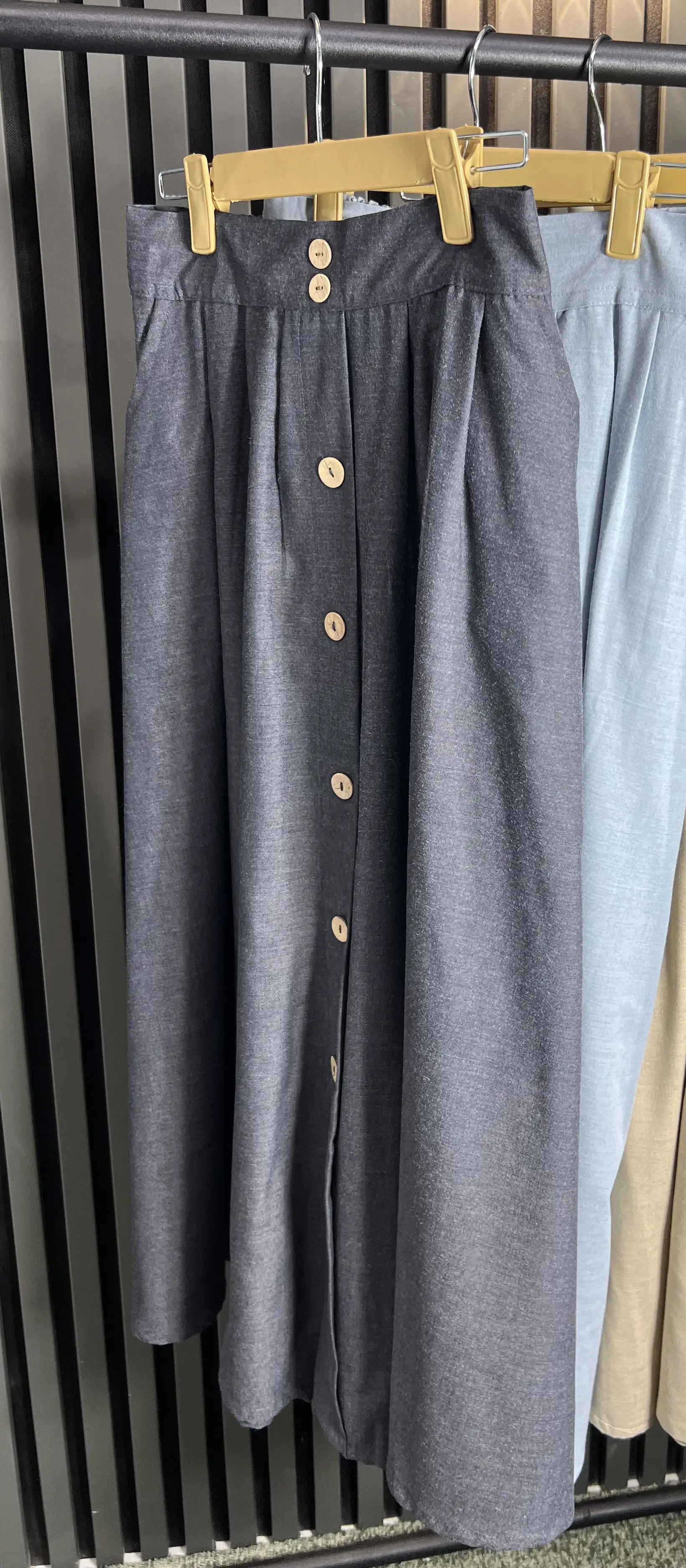 دامن پیله ای جلو دکمه با جنس لینن، استایل زنانه و مدرن