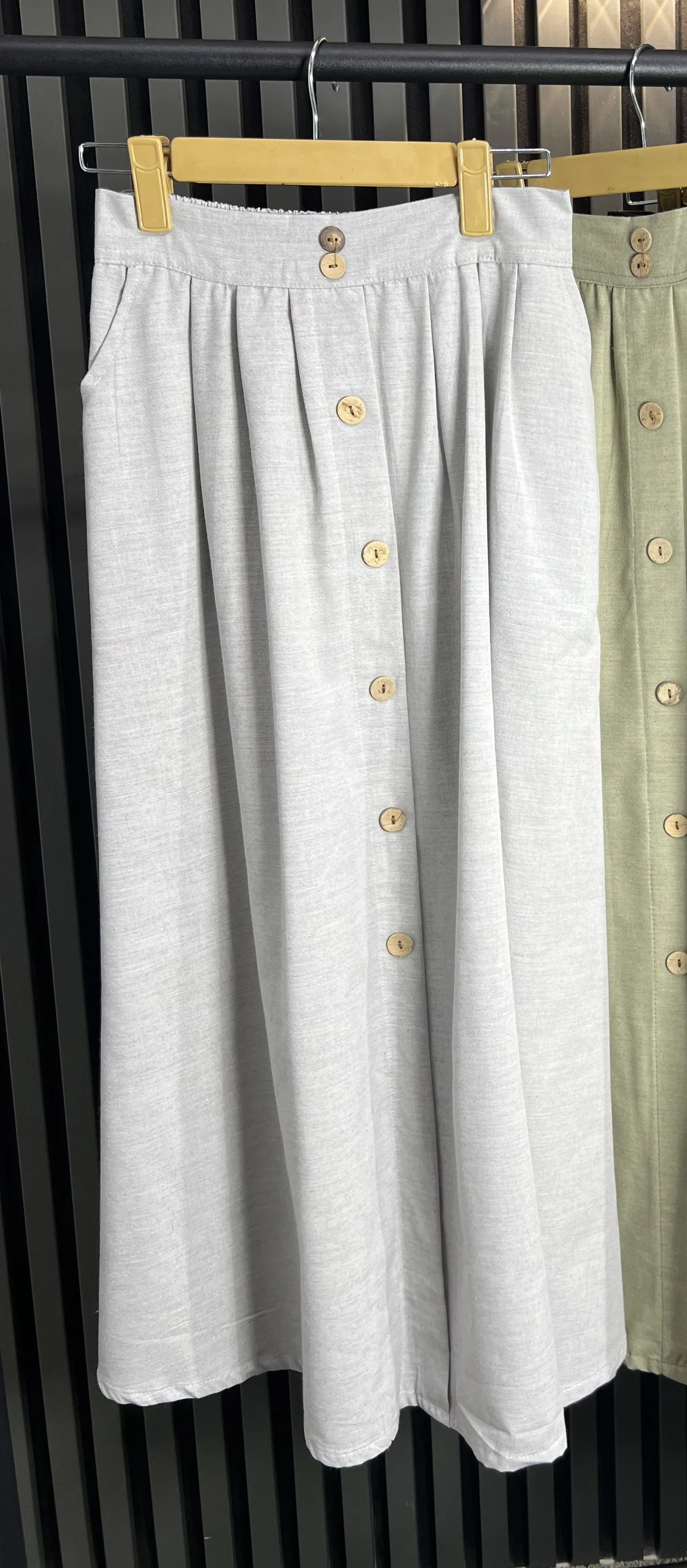 دامن پیله ای جلو دکمه با جنس لینن، استایل زنانه و مدرن