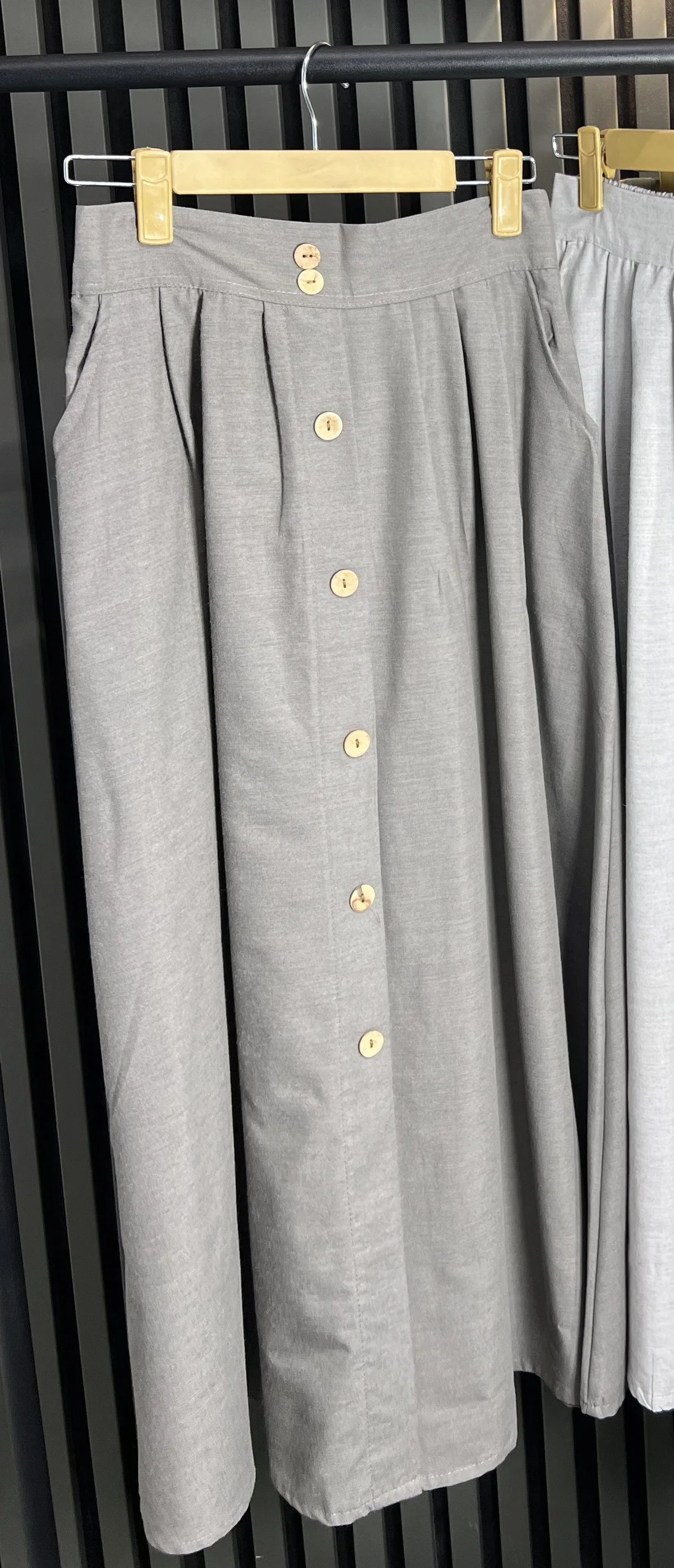 دامن پیله ای جلو دکمه با جنس لینن، استایل زنانه و مدرن