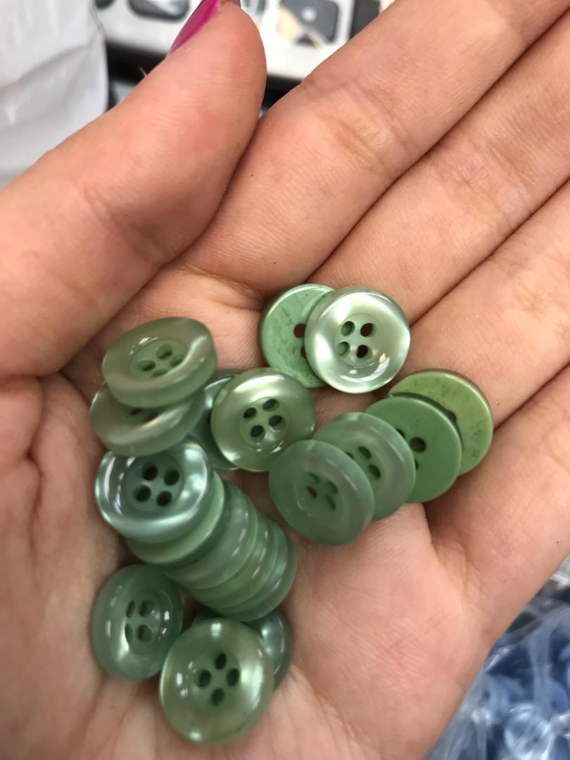 دکمه شومیزی سوراخ دار