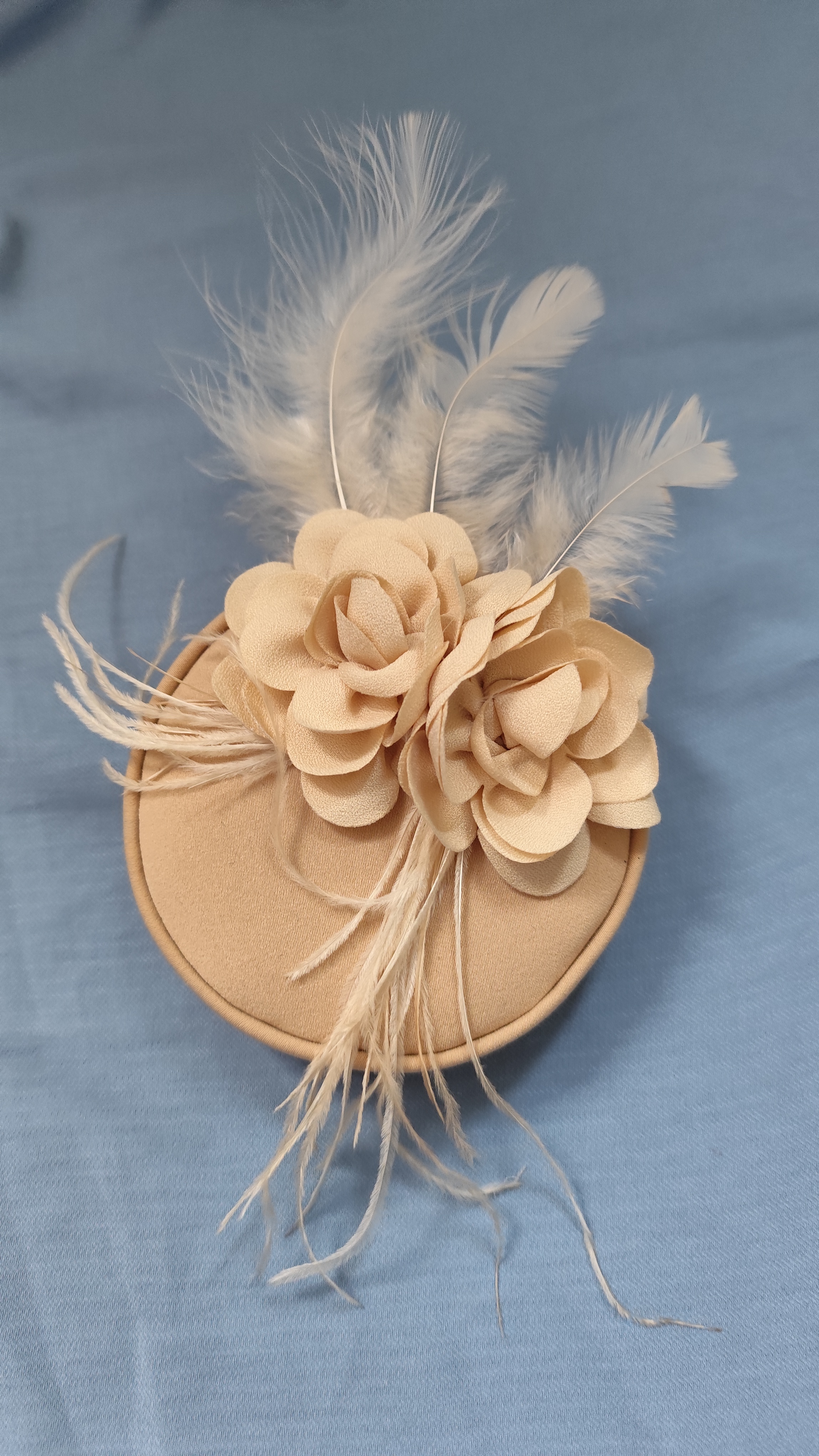 کلاه مجلسی کوچک رنگ کرم