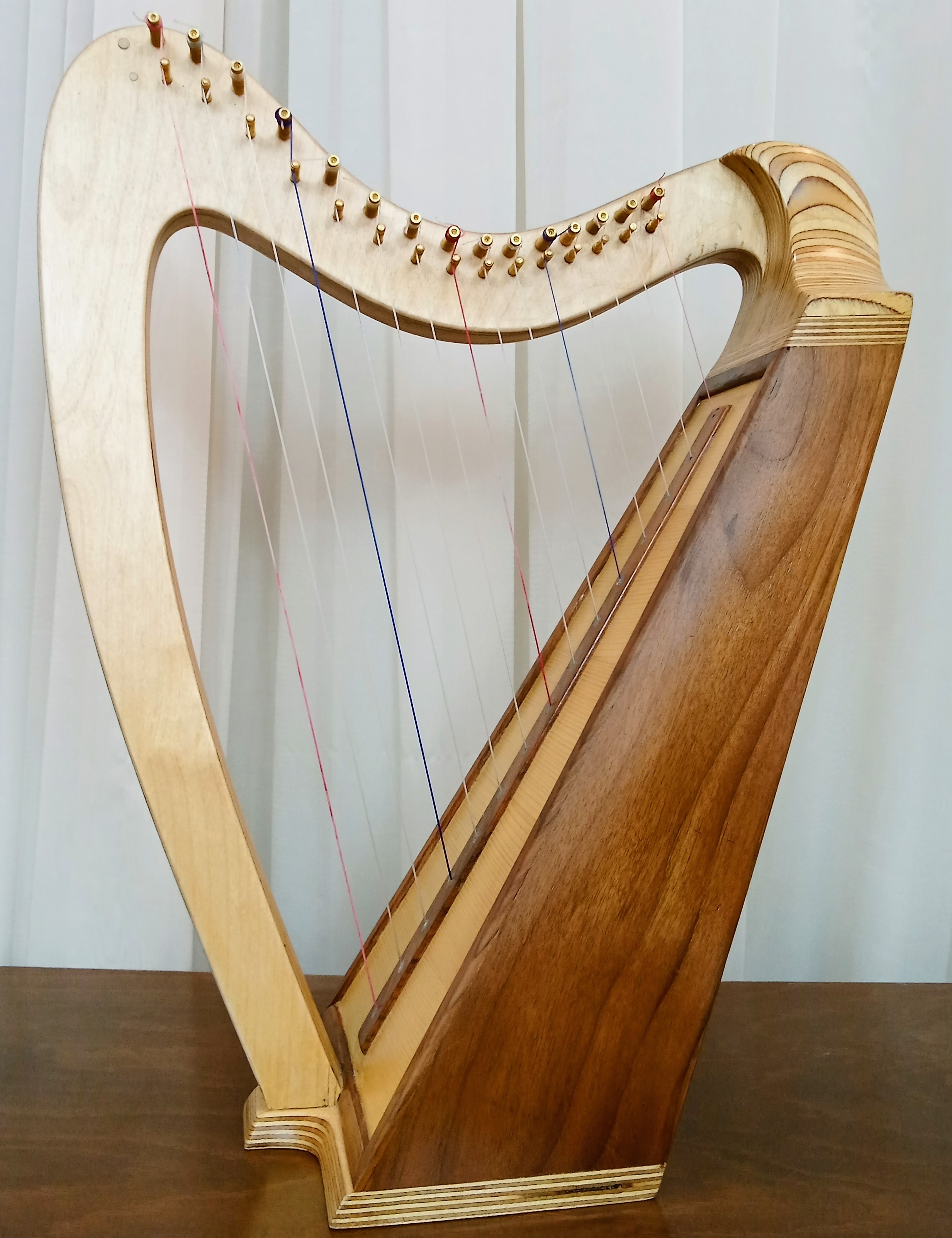 ساز مینی هارپ سلتیک ایرانی با 15 سیم، صدای بی‌نظیر و طراحی زیبا