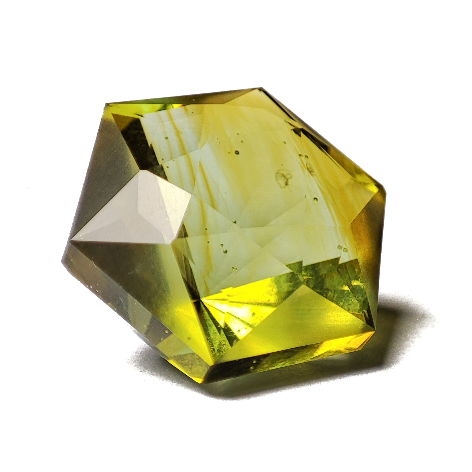 نگین فست آبسیدین سبز شش‌ضلعی با ۵۸ وجه درخشان و تراش دقیق