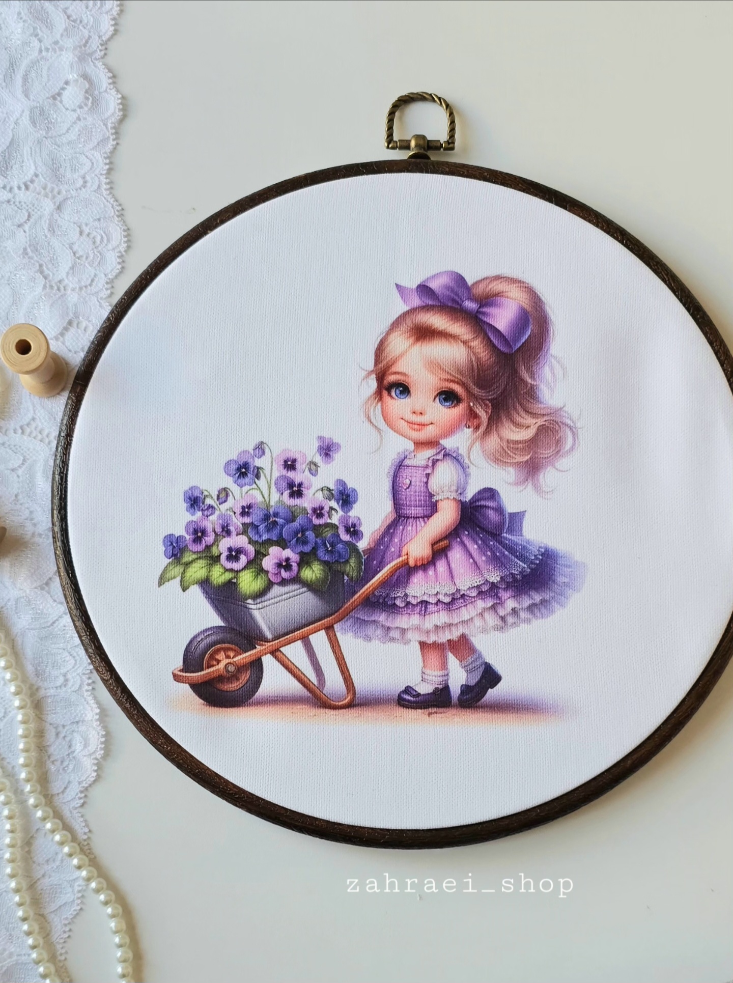 طرح چاپی دخترک بنفش پارچه مخمل هازان به همراه کارگاه